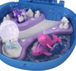 Polly Pocket GKJ52 - Narwal-Eisspass Schatulle mit lustigen Überraschungen, den kleinen Puppen Polly und Lila, Husky mit Schlitten, Eisbär-Figur und Stickerbogen; Spielzeug für Kinder ab 4 Jahren – Bild 2