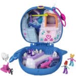 Polly Pocket GKJ52 - Narwal-Eisspass Schatulle mit lustigen Überraschungen, den kleinen Puppen Polly und Lila, Husky mit Schlitten, Eisbär-Figur und Stickerbogen; Spielzeug für Kinder ab 4 Jahren