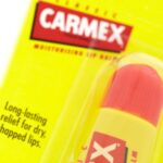 Carmex CLASSIC Feuchtigkeitsspendende Lippenbalsam Tube für trockene und rissige Lippen – Bild 2