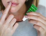 WELEDA Bio Skin Food Lip Butter, Naturkosmetik Lippenpflege aus Bienenwachs & Sonnenblumenöl bei trockenen Lippen, macht spröde Lippen weich und zart – Bild 3