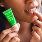 WELEDA Bio Skin Food Lip Butter, Naturkosmetik Lippenpflege aus Bienenwachs & Sonnenblumenöl bei trockenen Lippen, macht spröde Lippen weich und zart – Bild 4