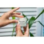Burt's Bees® 99% natürliche feuchtigkeitsspendende Mandel- und Milch-Handcreme — 56,6 Gramm Glas – Bild 4