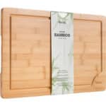Premium Schneidebrett aus Bio Bambus von Harcas. XL-Schneidebrett 45cm x 30cm x 2cm. Ideal für Fleisch, Gemüse und Käse. Professionell, langlebig und widerstandsfähig. Mit Saftrille