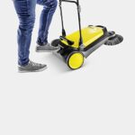 Kärcher Kehrmaschine, Seitenbesen, Kehrbehälter, platzsparende Verstauung, höhenverstellbarer Schubbügel, selbststehender Kehrbehälter – Bild 6