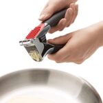 OXO Good Grips Knoblauchpresse zum Zerdrücken von Knoblauch und Ingwer & Good Grips abgewinkelter Messbecher &  Pendel Sparschäler & Good Grips Schäler & Schäler / Peeler mit Julienne-Funktion – Bild 7