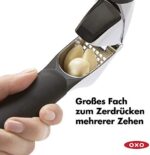 OXO Good Grips Knoblauchpresse zum Zerdrücken von Knoblauch und Ingwer & Good Grips abgewinkelter Messbecher &  Pendel Sparschäler & Good Grips Schäler & Schäler / Peeler mit Julienne-Funktion – Bild 2