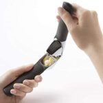 OXO Good Grips Knoblauchpresse zum Zerdrücken von Knoblauch und Ingwer & Good Grips abgewinkelter Messbecher &  Pendel Sparschäler & Good Grips Schäler & Schäler / Peeler mit Julienne-Funktion – Bild 6