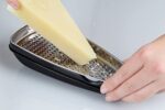 Fackelmann 45463 Parmesanreibe und Frischebox, 19 x 9.5 x 7 cm & Dick-Dünnschneider mit Restehalter – Bild 4