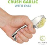 Oliver's Kitchen ® Premium Knoblauchpresse, Handlich & Leicht zu Reinigen, Pressen Sie Knoblauch & Ingwer Mühelos (Kein Schälen Nötig), Extra Stark & Strapazierfähig, Stylische Zinklegierung – Bild 2