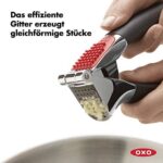 OXO Good Grips Knoblauchpresse zum Zerdrücken von Knoblauch und Ingwer & Good Grips abgewinkelter Messbecher &  Pendel Sparschäler & Good Grips Schäler & Schäler / Peeler mit Julienne-Funktion – Bild 3