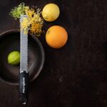 Microplane Zester Küchenreibe für Zitrusfrüchte, Hartkäse, Ingwer, Schokolade & Muskatnuss mit feiner Edelstahlklinge, Made in USA – Bild 6