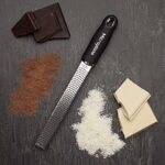Microplane Zester Küchenreibe für Zitrusfrüchte, Hartkäse, Ingwer, Schokolade & Muskatnuss mit feiner Edelstahlklinge, Made in USA – Bild 8