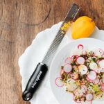 Microplane Zester Küchenreibe für Zitrusfrüchte, Hartkäse, Ingwer, Schokolade & Muskatnuss mit feiner Edelstahlklinge, Made in USA – Bild 7