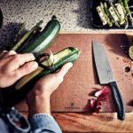 Victorinox Universalschäler für Obst Gemüse, Extra scharf, Zackenschliff, Zweischneidig, Ergonomischer Griff – Bild 4