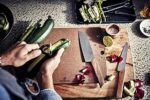 Victorinox Universalschäler für Obst Gemüse, Extra scharf, Zackenschliff, Zweischneidig, Ergonomischer Griff – Bild 5