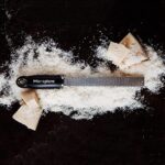 Microplane Zester Küchenreibe für Zitrusfrüchte, Hartkäse, Ingwer, Schokolade & Muskatnuss mit feiner Edelstahlklinge, Made in USA – Bild 4
