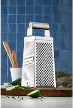 WMF Gourmet Vierkantreibe, 8 x 24 cm, Reibe Edelstahl, 4 Reibeflächen, ideal als Kartoffelreibe, Gemüsehobel, Cromargan, spülmaschinengeeignet – Bild 3