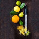 Microplane Zester Küchenreibe für Zitrusfrüchte, Hartkäse, Ingwer, Schokolade & Muskatnuss mit feiner Edelstahlklinge, Made in USA – Bild 5