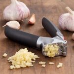 OXO Good Grips Knoblauchpresse zum Zerdrücken von Knoblauch und Ingwer & Good Grips abgewinkelter Messbecher &  Pendel Sparschäler & Good Grips Schäler & Schäler / Peeler mit Julienne-Funktion – Bild 9