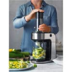 WMF Kult X Gemüsenudeln Spiralschneider elektrisch, Zoodle Maker, Zucchini Nudeln Schneider, 3 Schneideinsätze und Auffangbehälter – Bild 12