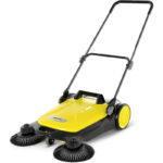 Kärcher Kehrmaschine, Seitenbesen, Kehrbehälter, platzsparende Verstauung, höhenverstellbarer Schubbügel, selbststehender Kehrbehälter
