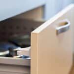 Dokon Baby Sicherheit Magnetisches Schrankschloss, die unsichtbare Kindersicherung für Schrank und Schubladen, ohne Bohren und Schrauben (10 Schlösser + 2 Schlüssel) – Bild 5