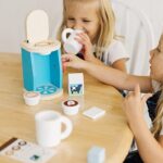 Melissa & Doug Aufbrühen und Servieren Kaffeemaschinen-Set aus Holz | Rollenspiel | Holzspielzeug | 3+ | Geschenk für Jungen oder Mädchen – Bild 2