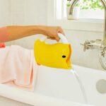 Munchkin Shampoo Ausspülhilfe Ente, weicher und flexibler Rand, Gelb, Blau oder Rosa – Bild 4