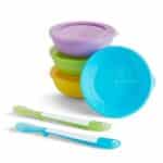 Munchkin Love a Bowls Schalen und Löffelset, 4 Schalen, 4 Deckel und 2 Löffel & Munchkin Kleinkind-Geschirrset mit Schalen, Löffel und Trinklernbecher