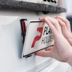 PLATEHOLDER® ORIGINAL - rahmenlose universal Kennzeichenhalter Nummernschildhalter - unsichtbar und wetterfest - Nummernschildhalterung für jedes Auto – Bild 5