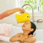 Munchkin Shampoo Ausspülhilfe Ente, weicher und flexibler Rand, Gelb, Blau oder Rosa – Bild 6
