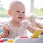 Infantino Musik & Licht 3 in 1 Discovery Sitz & Booster, Mitwachsender Babystuhl Booster Seat & Esszimmerstuhl, Mit Spielzeug und Snacktablett, Für Babys und Kleinkinder – Bild 4