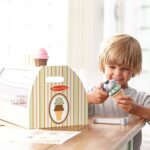 Melissa & Doug Eis Holzspielzeug ab 3 Jahre & Küchenzubehör Kinder Holz | Montessori Spielzeug ab 3 Jahre | Wooden Cookie Set | Café Barista Kaffeeladen aus Holz – Bild 3