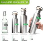 Blockhütte. Premium Edelstahl Trinkflasche isoliert I mit Naturborsten Bürste I Isolierflasche auslaufsicher I Wasserflasche spülmaschinenfest für Uni, Büro I BPA Frei – Bild 3