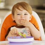 Munchkin Stay Put Teller mit Saugnapf, kinderteller passend für die meisten Hochstuhl-Tabletts, Munchkin Bunte Gabeln und Löffel – Bild 7