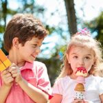 Melissa & Doug Eis Holzspielzeug ab 3 Jahre & Küchenzubehör Kinder Holz | Montessori Spielzeug ab 3 Jahre | Wooden Cookie Set | Café Barista Kaffeeladen aus Holz – Bild 6