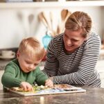 Melissa & Doug Holz Lernspielzeug Motorikbrett zum Verriegeln | Motorik Spielzeug für die Vorschule | Activity Board Kinder – Bild 6