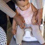 Ingenuity 2 in 1 Sitzerhöhung Stuhl, Babysitzerhöhung & Kleinkindersitz mit abnehmbaren Tablett, Essen & Fütterung Sitz für Kleinkinder, leicht zu reinigen, ideal für unterwegs, ab 6 Monaten – Bild 12