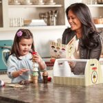 Melissa & Doug Eis Holzspielzeug ab 3 Jahre & Küchenzubehör Kinder Holz | Montessori Spielzeug ab 3 Jahre | Wooden Cookie Set | Café Barista Kaffeeladen aus Holz – Bild 4