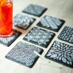 Amazy Schiefer Untersetzer Set (8 Stück) inkl. Kreidestift, Dekorative Glasuntersetzer aus 100% Natur Schieferplatten mit praktischem Halter aus Filz, Tolle Geschenkidee – Bild 5