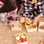 Melissa and Doug Holz Lebensmittel Kinderküche Zubehör Holz | Spielküche Zubehör Holz & Kaufladen Zubehör Holz | Küchenspielzeug für Kinder Küchenzubehör | Holzspielzeug Küche Kinder ab 2 Jahre – Bild 11
