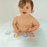Munchkin Schwimmende Seifenblasen Badespielzeug, 4er-Pack, Modell Sortiert & Playgro Badeboote, 3 Stück, BPA-frei