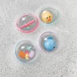 Munchkin Schwimmende Seifenblasen Badespielzeug, 4er-Pack, Modell Sortiert & Playgro Badeboote, 3 Stück, BPA-frei
