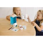 Melissa & Doug Aufbrühen und Servieren Kaffeemaschinen-Set aus Holz | Rollenspiel | Holzspielzeug | 3+ | Geschenk für Jungen oder Mädchen – Bild 6