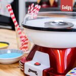 Gadgy Zuckerwattemaschine - Retro Cotton Candy Machine - Zuckerwatte Maschine mit Stäbchen und Messlöffel - Höhe 22 cm Rot Weiss - 500 Watt Zuckerwattenmaschiene für zuhause – Bild 4