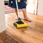 Kärcher Akkubesen KB 5 (Akkulaufzeit bis zu 30 min auf Hartböden, ergonomische Reinigung ohne Bücken, randnahes Kehren, platzsparende Aufbewahrung, Parkposition, automatische An-/ Ausschaltung) – Bild 4