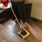 Kärcher Akkubesen KB 5 (Akkulaufzeit bis zu 30 min auf Hartböden, ergonomische Reinigung ohne Bücken, randnahes Kehren, platzsparende Aufbewahrung, Parkposition, automatische An-/ Ausschaltung) – Bild 3