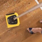 Kärcher Akkubesen KB 5 (Akkulaufzeit bis zu 30 min auf Hartböden, ergonomische Reinigung ohne Bücken, randnahes Kehren, platzsparende Aufbewahrung, Parkposition, automatische An-/ Ausschaltung) – Bild 7