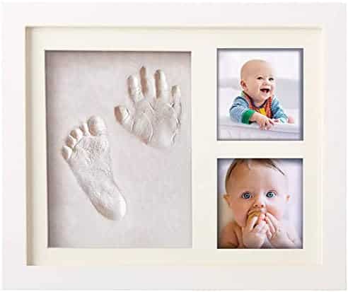 41RiSYen1mS._AC_.jpg Pookie Boo Premium Baby Hand und Fussabdruck Set selber machen - mit Echtholz Bilderrahmen, Acrylglas & Platzhalter für 2 Babyfotos - Perfekte Geschenkidee für Kleinkinder, Väter und Mütter – Bild 1
