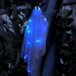 Halloween-Hänge-Geist mit gruseligem blauem LED-Licht, 119,4 cm weisse hängende Geister, Beste Halloween-Hängedekoration für Vorhof, Terrasse, Rasen, Garten, Party-Dekoration, drinnen und draussen – Bild 8